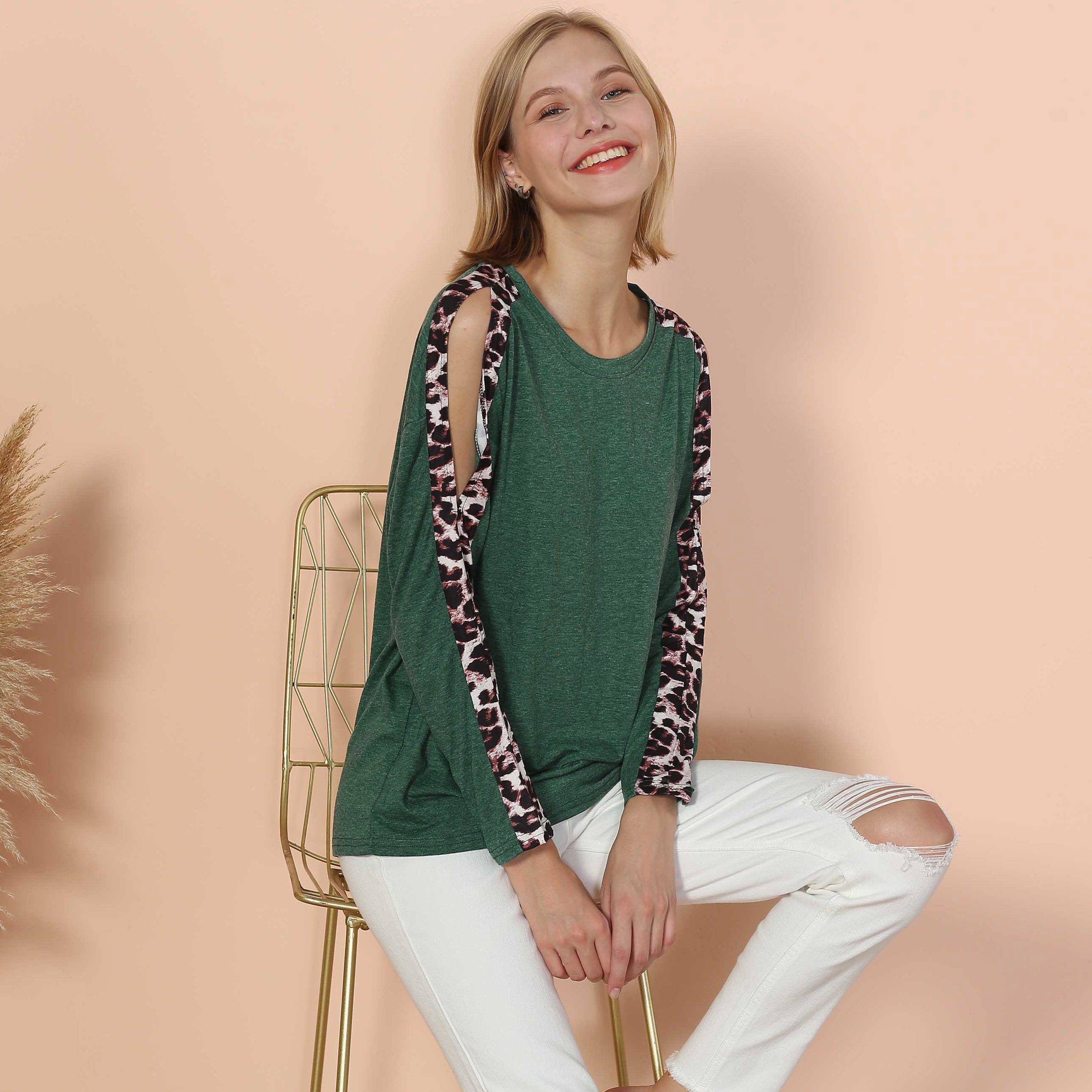 Top de manga larga con abertura y estampado de leopardo