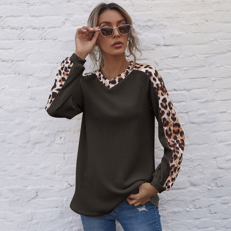 Suéter de cuello en V con tejido gofre y panel de leopardo