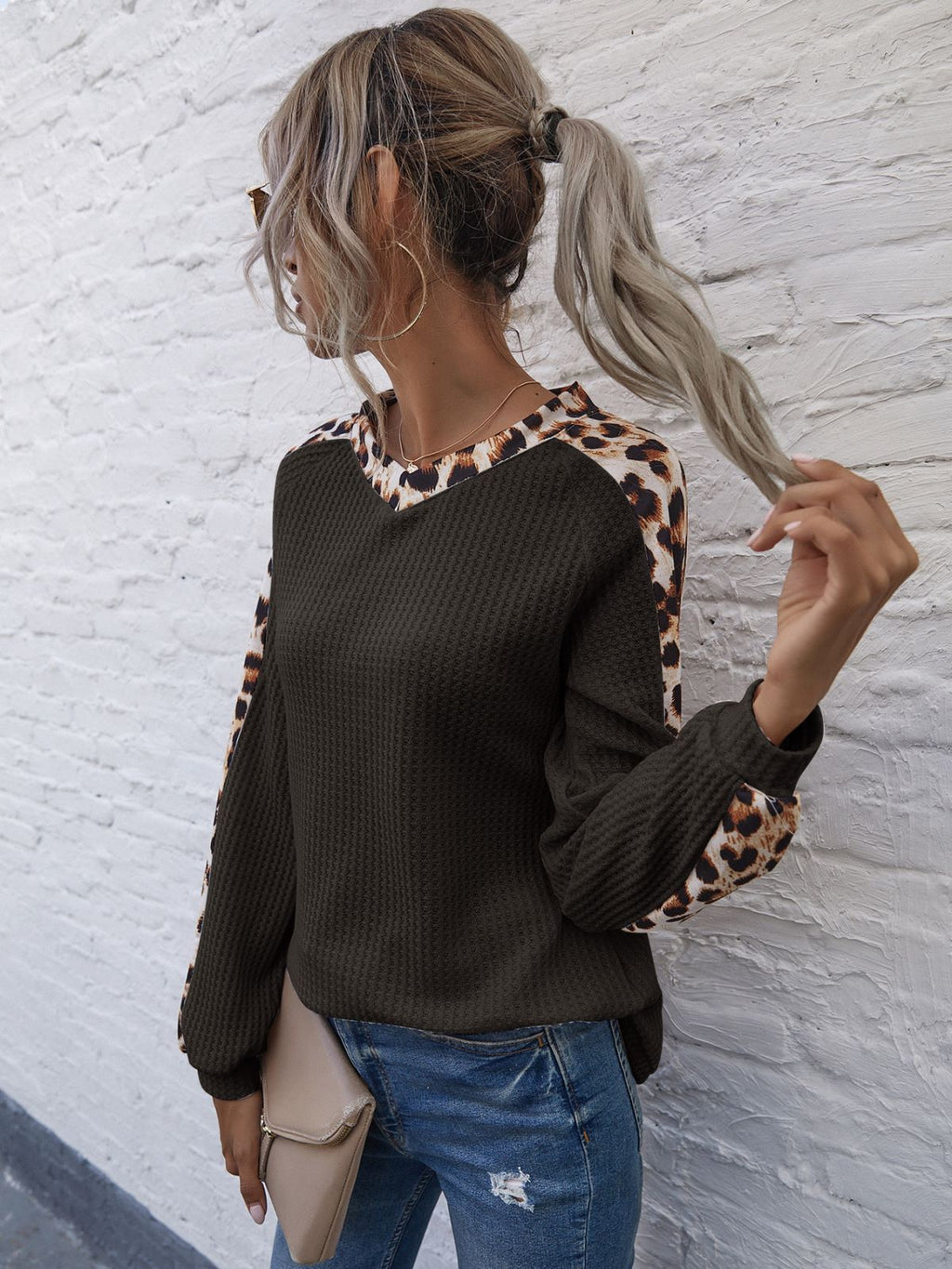 Suéter de cuello en V con tejido gofre y panel de leopardo