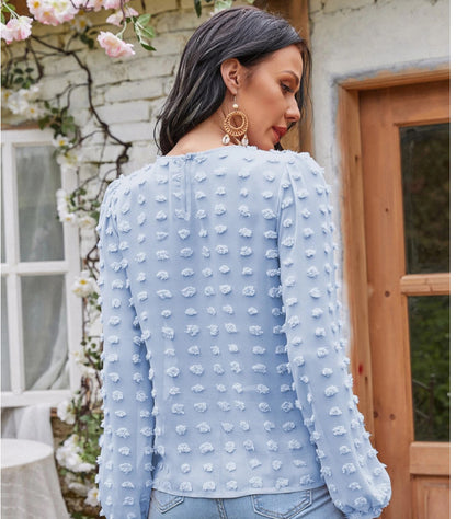 Blusa con detalle de encaje y lunares