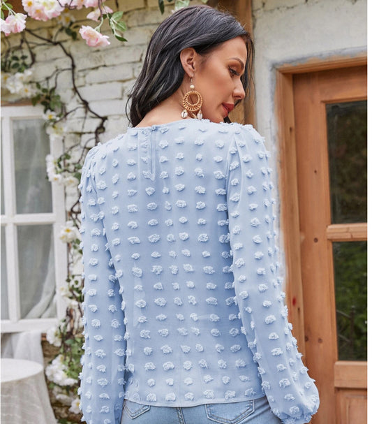 Blusa con detalle de encaje y lunares