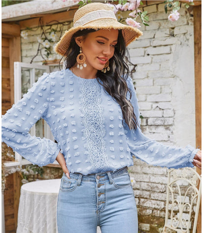 Blusa con detalle de encaje y lunares