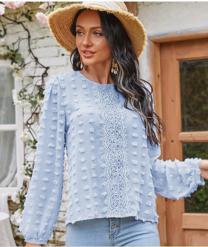 Blusa con detalle de encaje y lunares