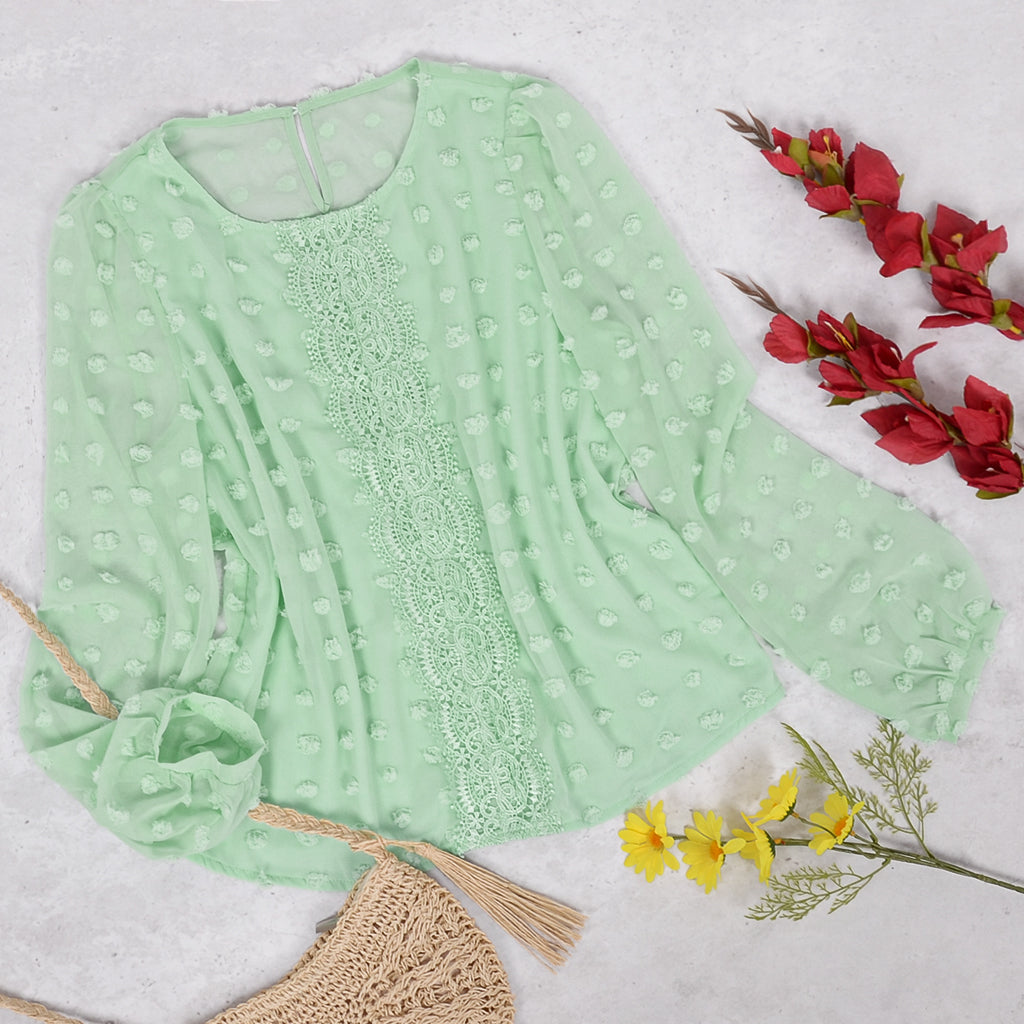 Blusa con detalle de encaje y lunares
