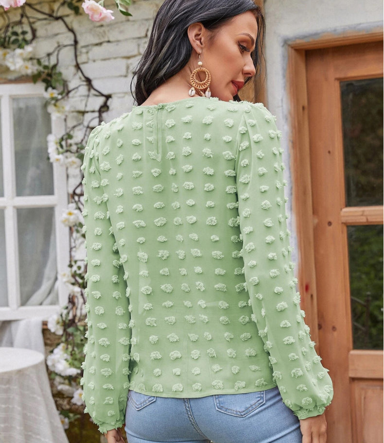 Blusa con detalle de encaje y lunares