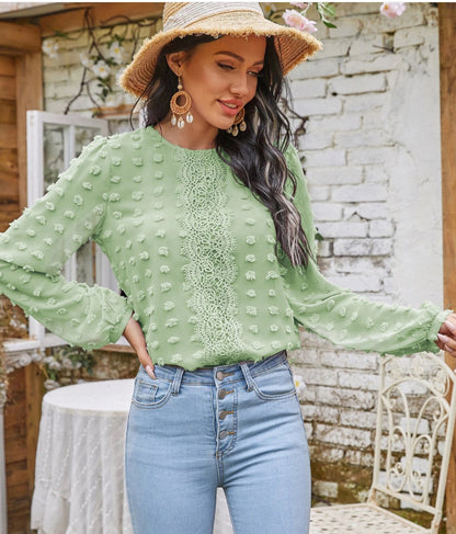 Blusa con detalle de encaje y lunares