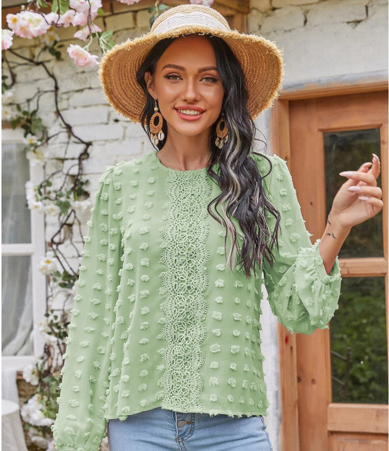 Blusa con detalle de encaje y lunares