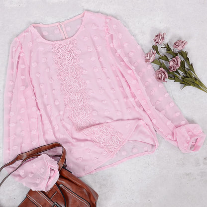 Blusa con detalle de encaje y lunares
