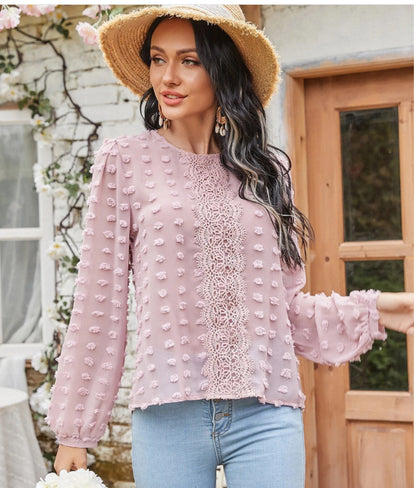 Blusa con detalle de encaje y lunares