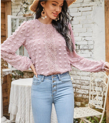 Blusa con detalle de encaje y lunares