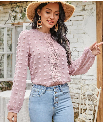 Blusa con detalle de encaje y lunares