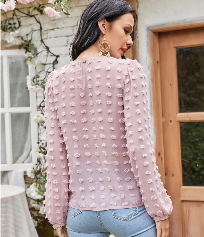 Blusa con detalle de encaje y lunares