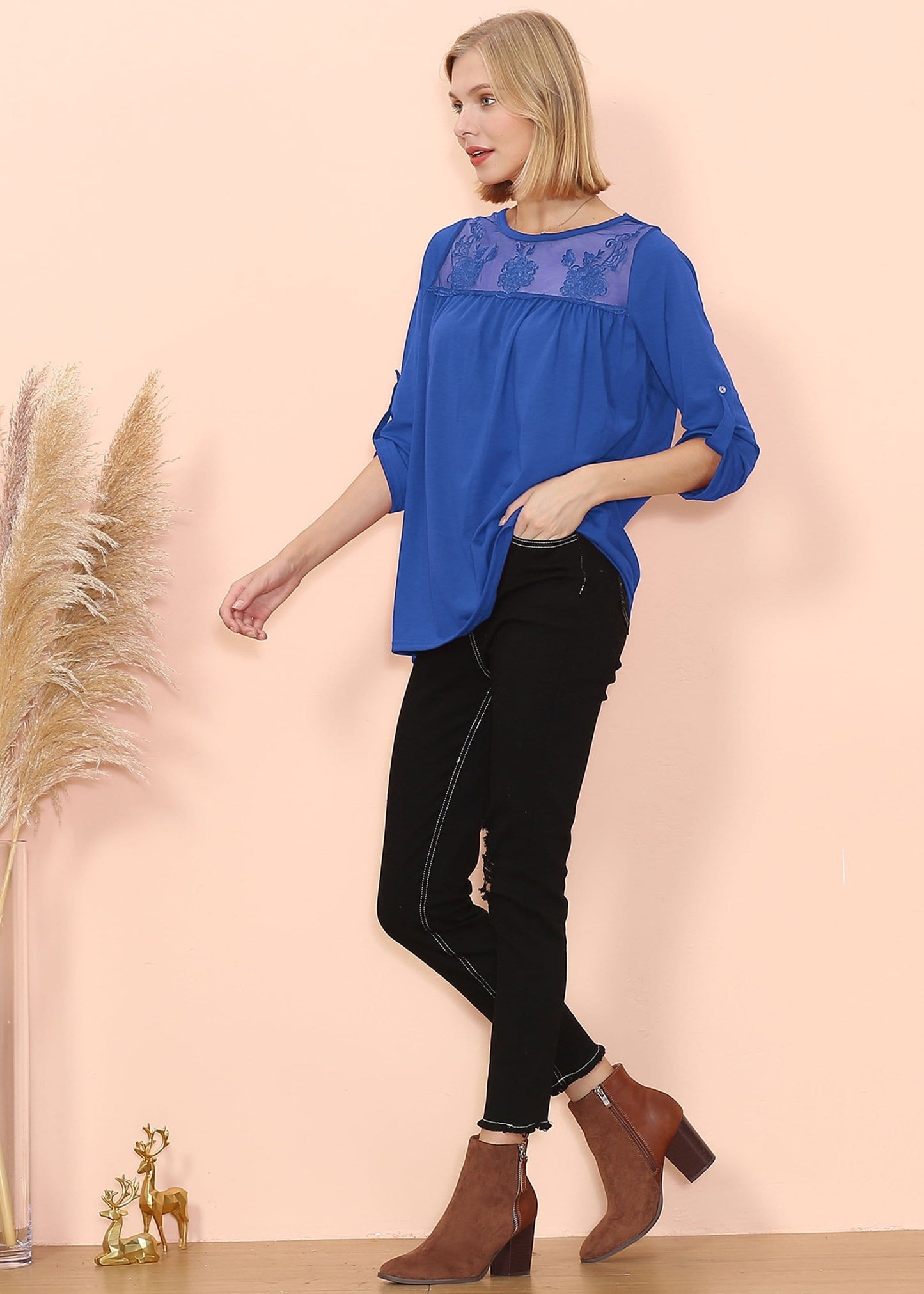 Blusa con detalle de encaje y codo a media altura 