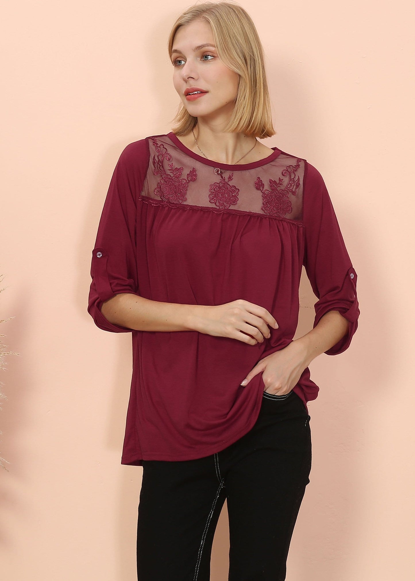 Blusa con detalle de encaje y codo a media altura 