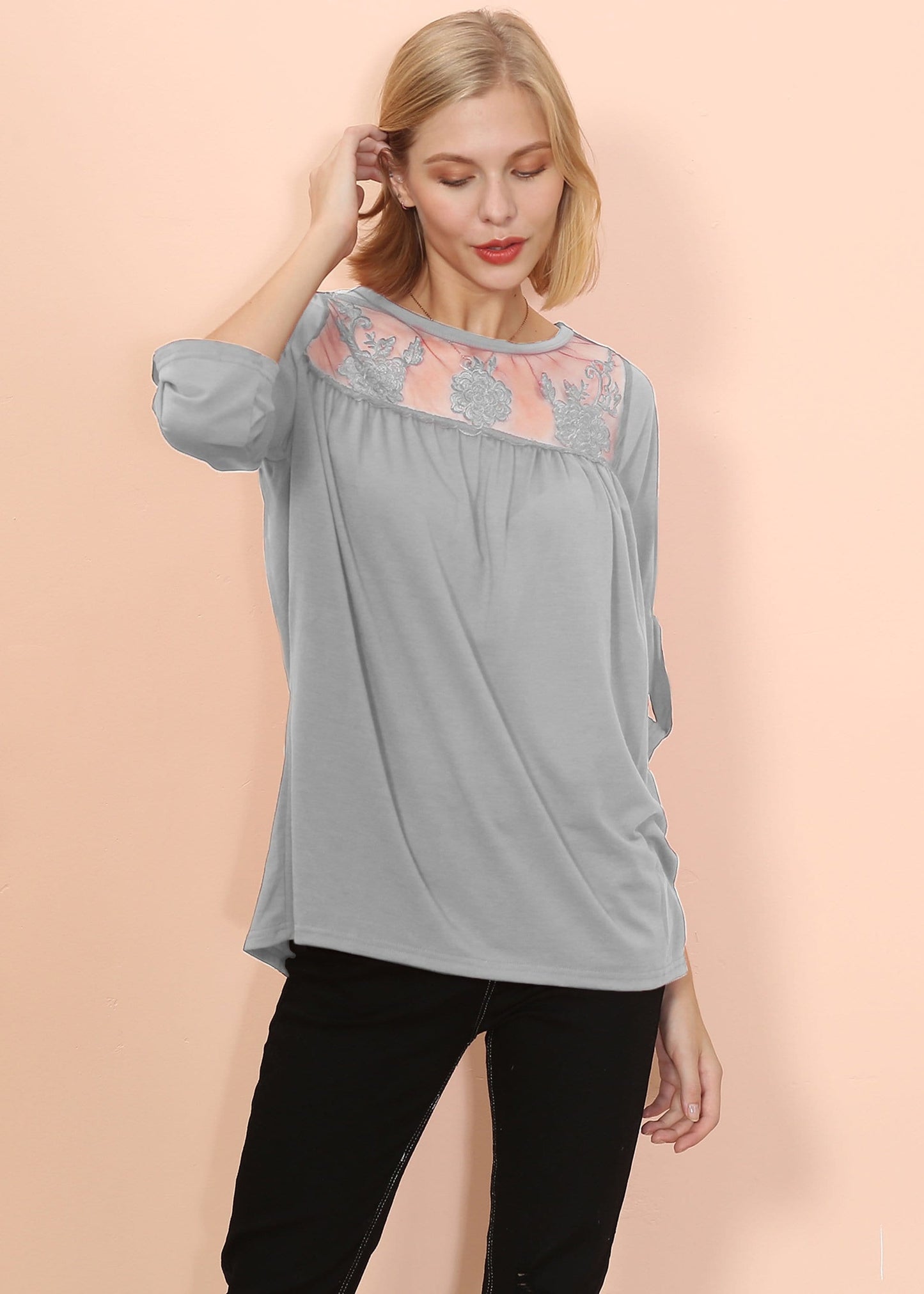 Blusa con detalle de encaje y codo a media altura 