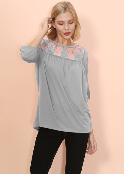 Blusa con detalle de encaje y codo a media altura 