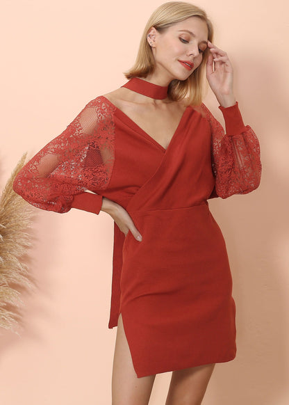 Vestido con mangas de encaje y escote cruzado