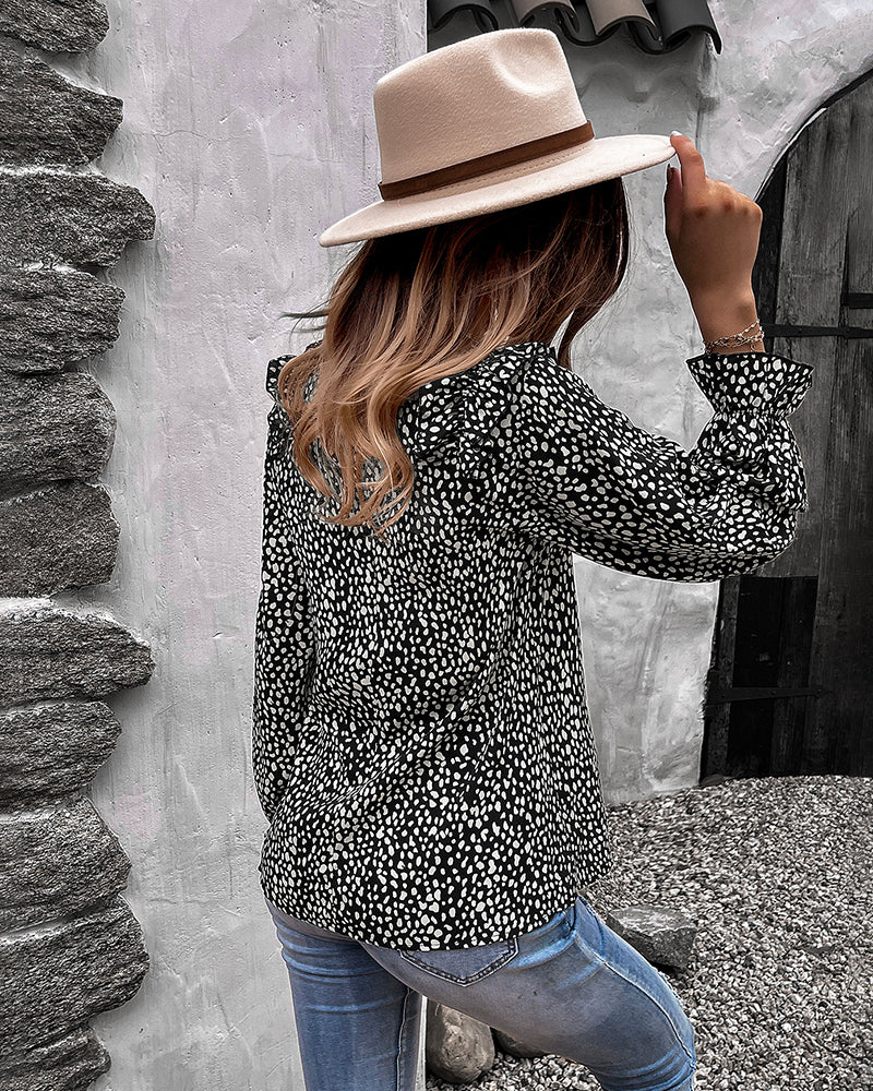 Blusa con volantes en los hombros y estampado animal 