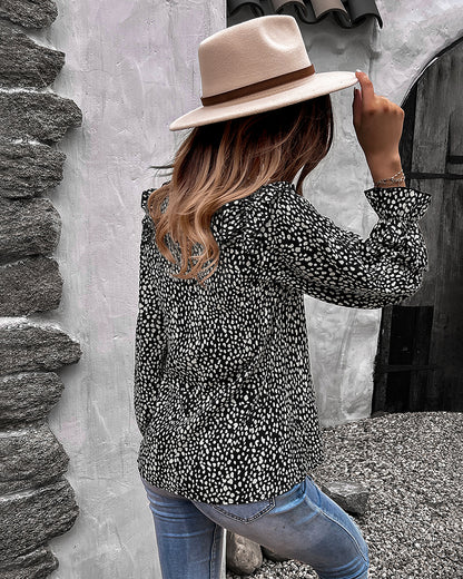 Blusa con volantes en los hombros y estampado animal 