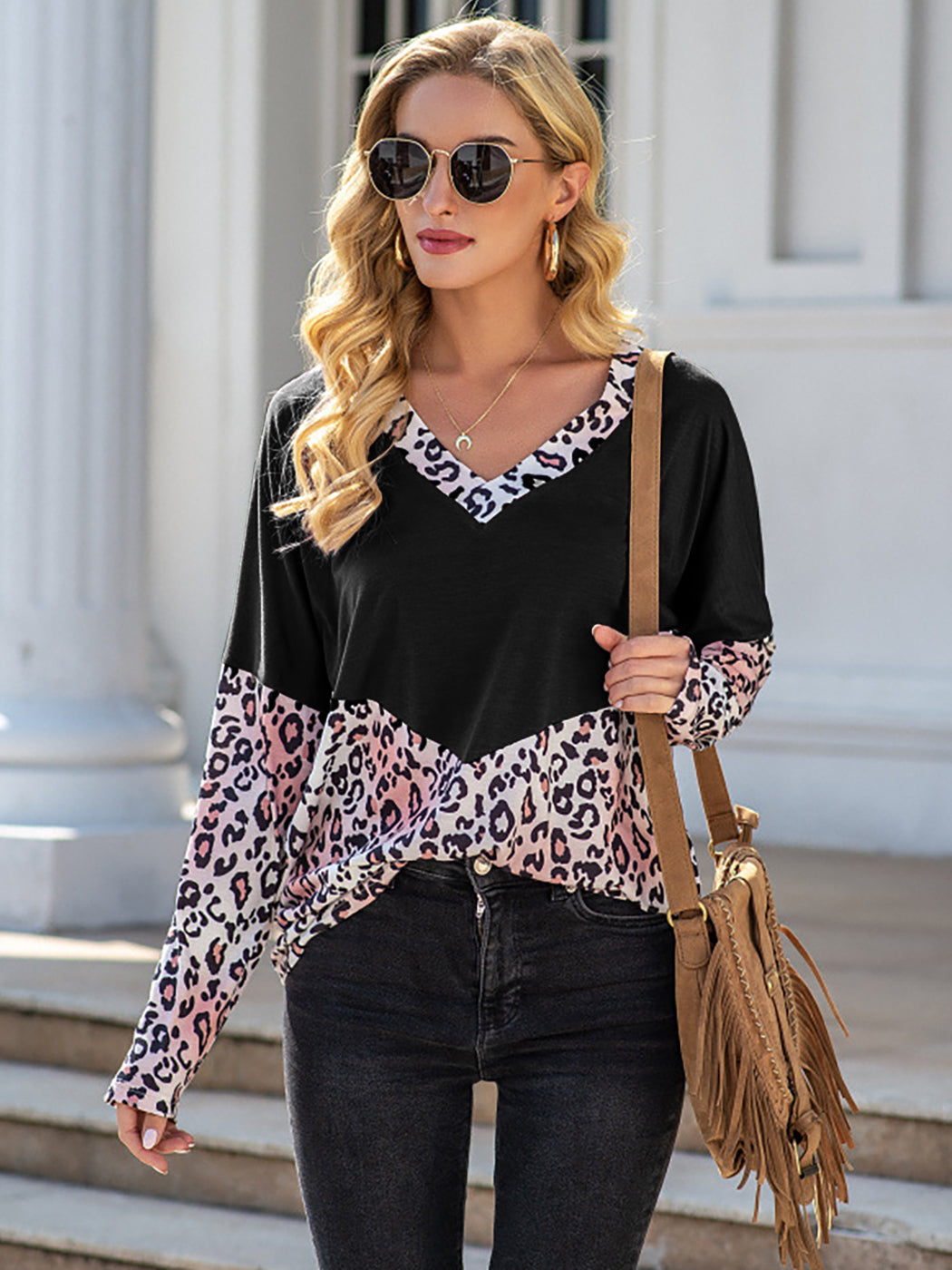 Camiseta con cuello en V y bloques de color 