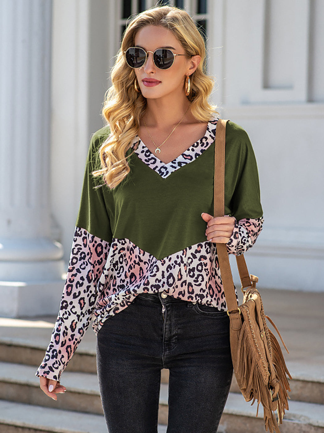 Camiseta con cuello en V y bloques de color 