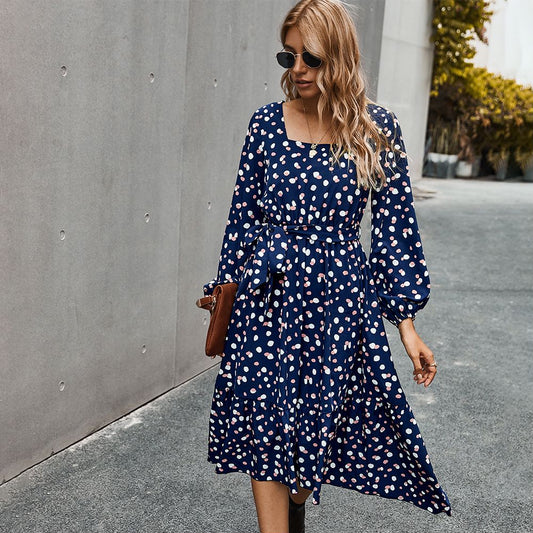Vestido de lunares con escote cuadrado 