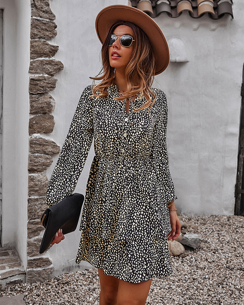 Vestido con estampado de guepardo y falda en capas 