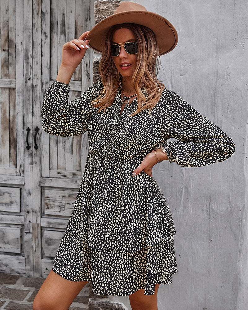 Vestido con estampado de guepardo y falda en capas 