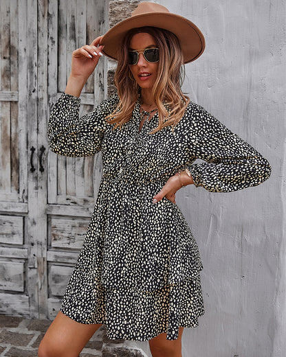 Vestido con estampado de guepardo y falda en capas 
