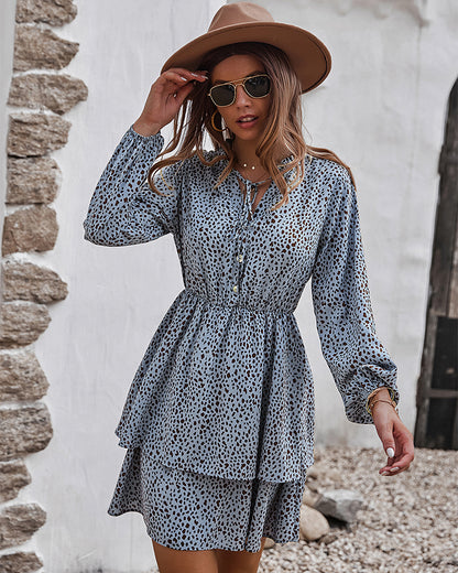 Vestido con estampado de guepardo y falda en capas 