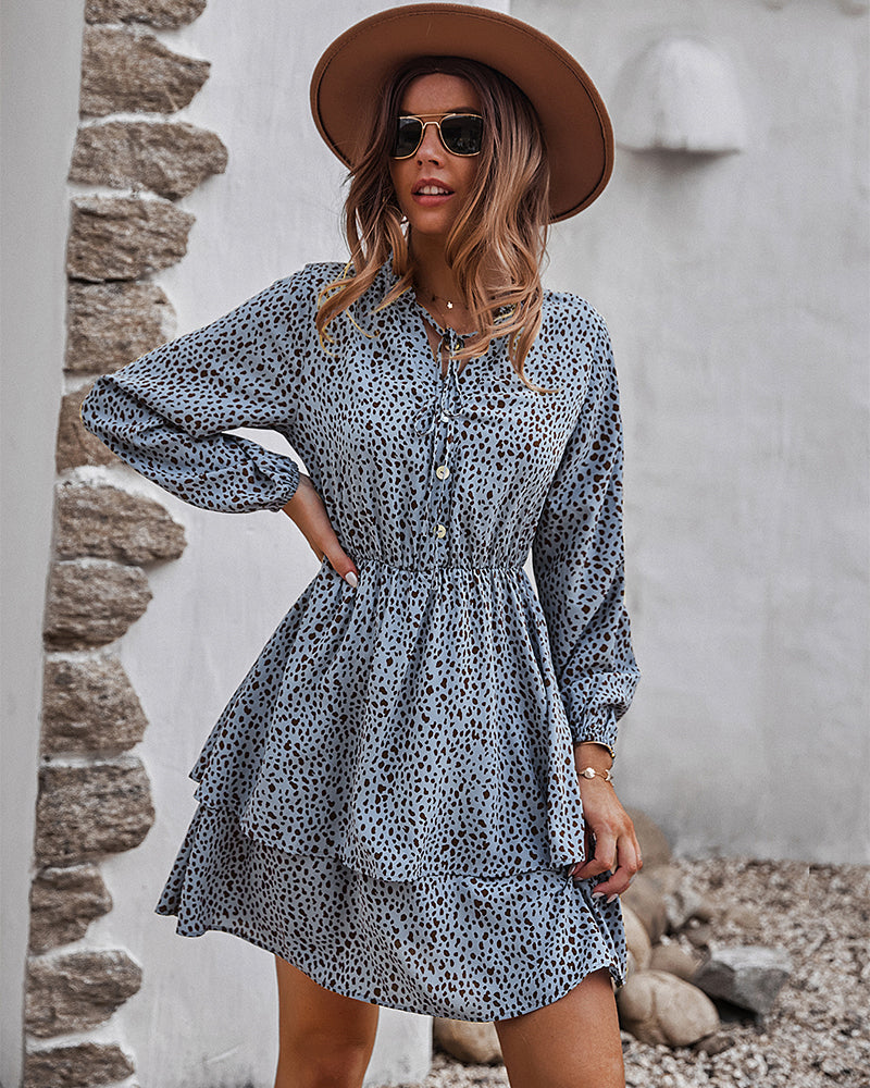 Vestido con estampado de guepardo y falda en capas 