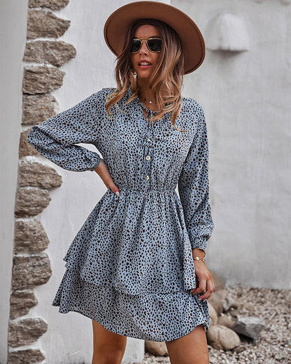 Vestido con estampado de guepardo y falda en capas 