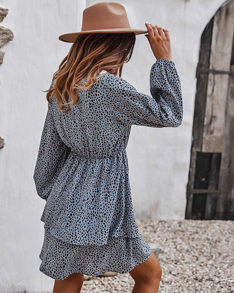 Vestido con estampado de guepardo y falda en capas 