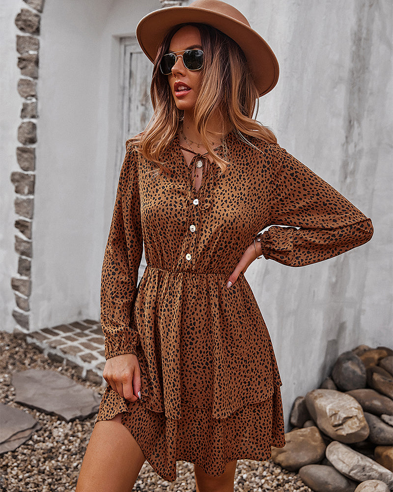 Vestido con estampado de guepardo y falda en capas 