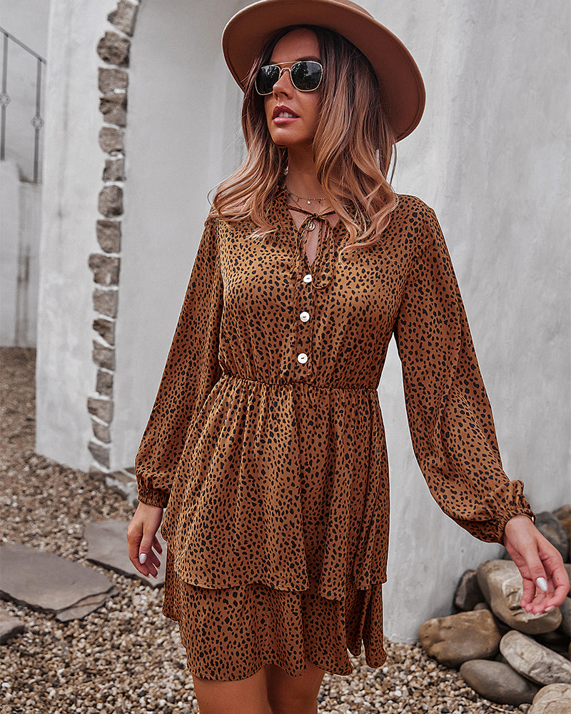 Vestido con estampado de guepardo y falda en capas 