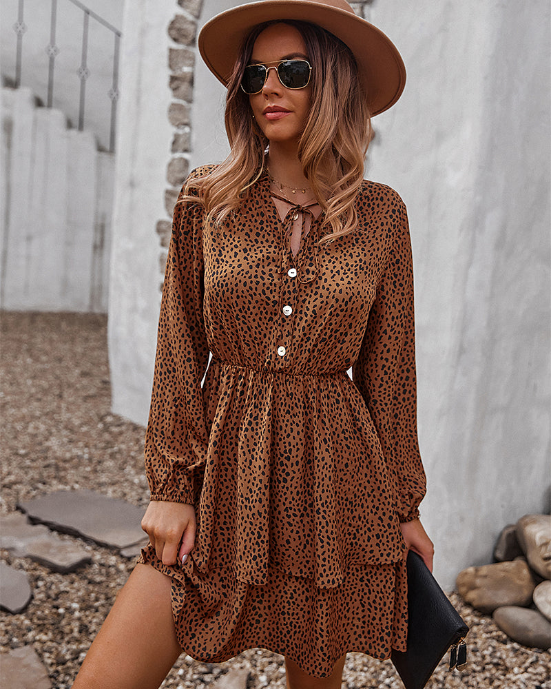 Vestido con estampado de guepardo y falda en capas 