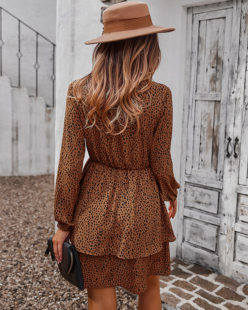 Vestido con estampado de guepardo y falda en capas 