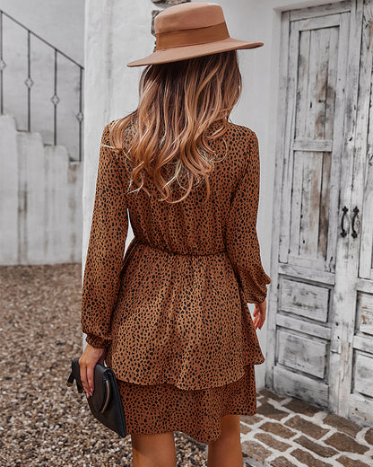 Vestido con estampado de guepardo y falda en capas 