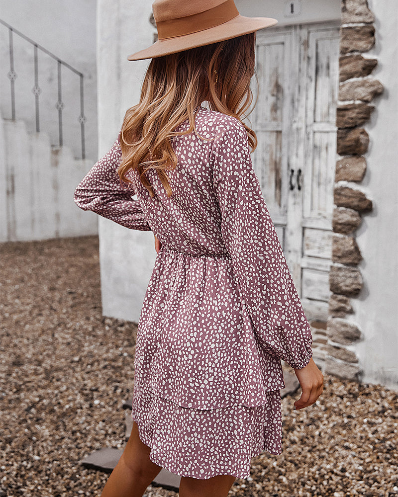 Vestido con estampado de guepardo y falda en capas 