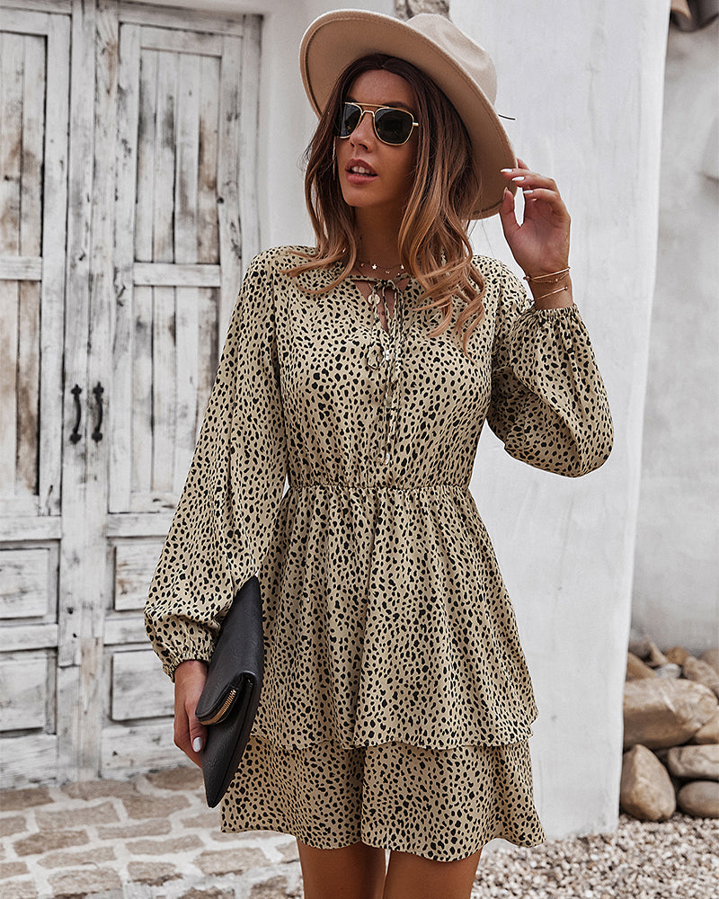 Vestido con estampado de guepardo y falda en capas 