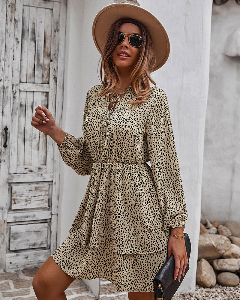 Vestido con estampado de guepardo y falda en capas 