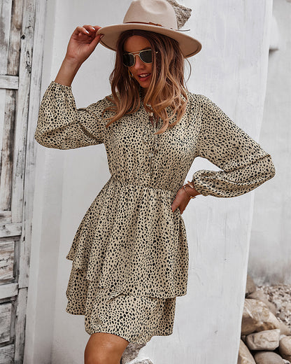 Vestido con estampado de guepardo y falda en capas 