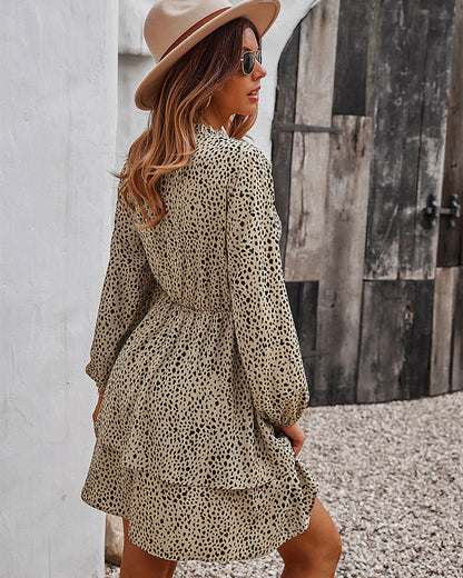 Vestido con estampado de guepardo y falda en capas 