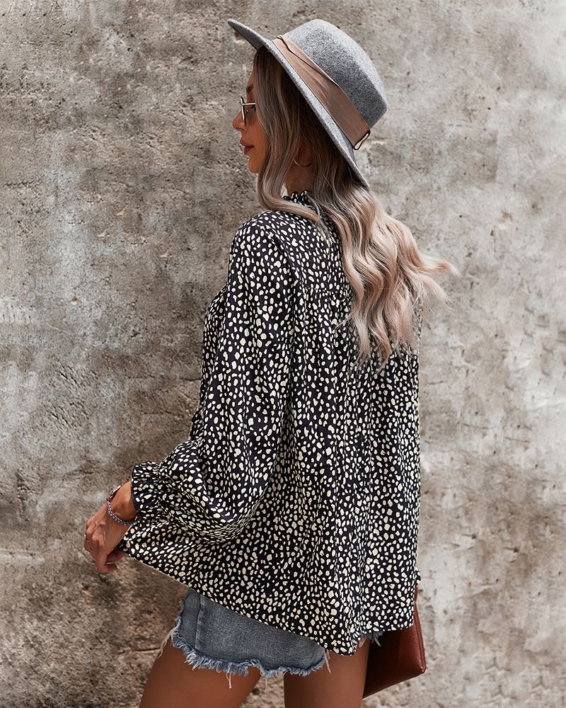 Blusa con estampado de guepardo y cuello con volantes 