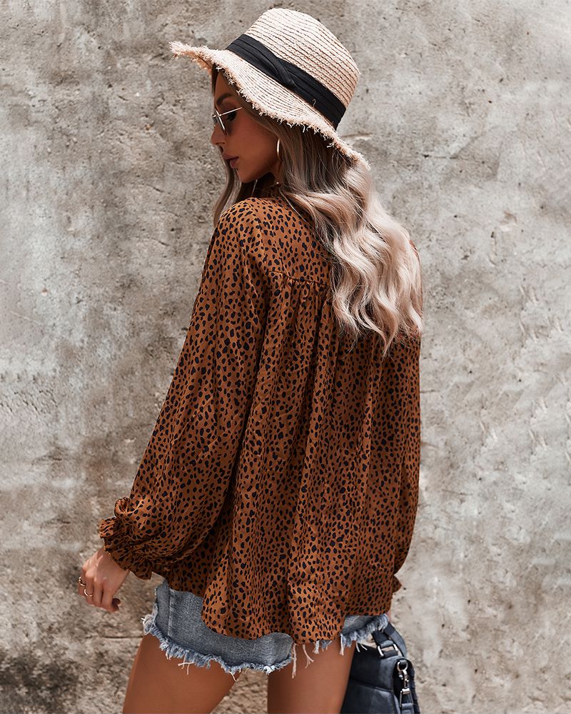 Blusa con estampado de guepardo y cuello con volantes 