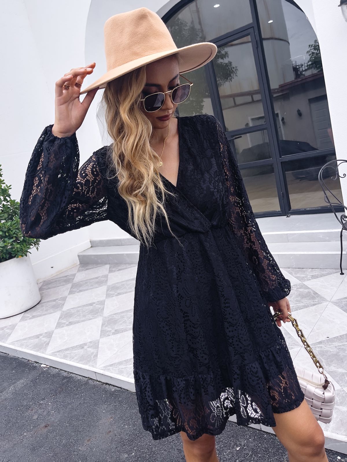 Vestido de encaje con escote cruzado 