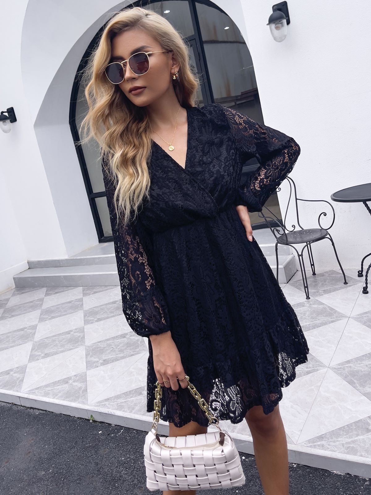 Vestido de encaje con escote cruzado 