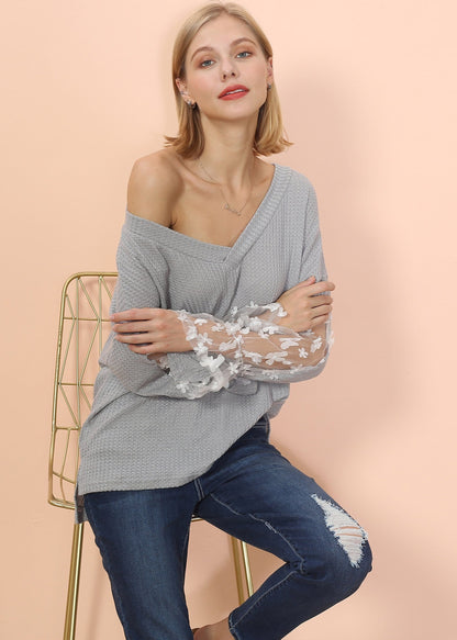 Suéter con mangas de obispo y apliques de flores 