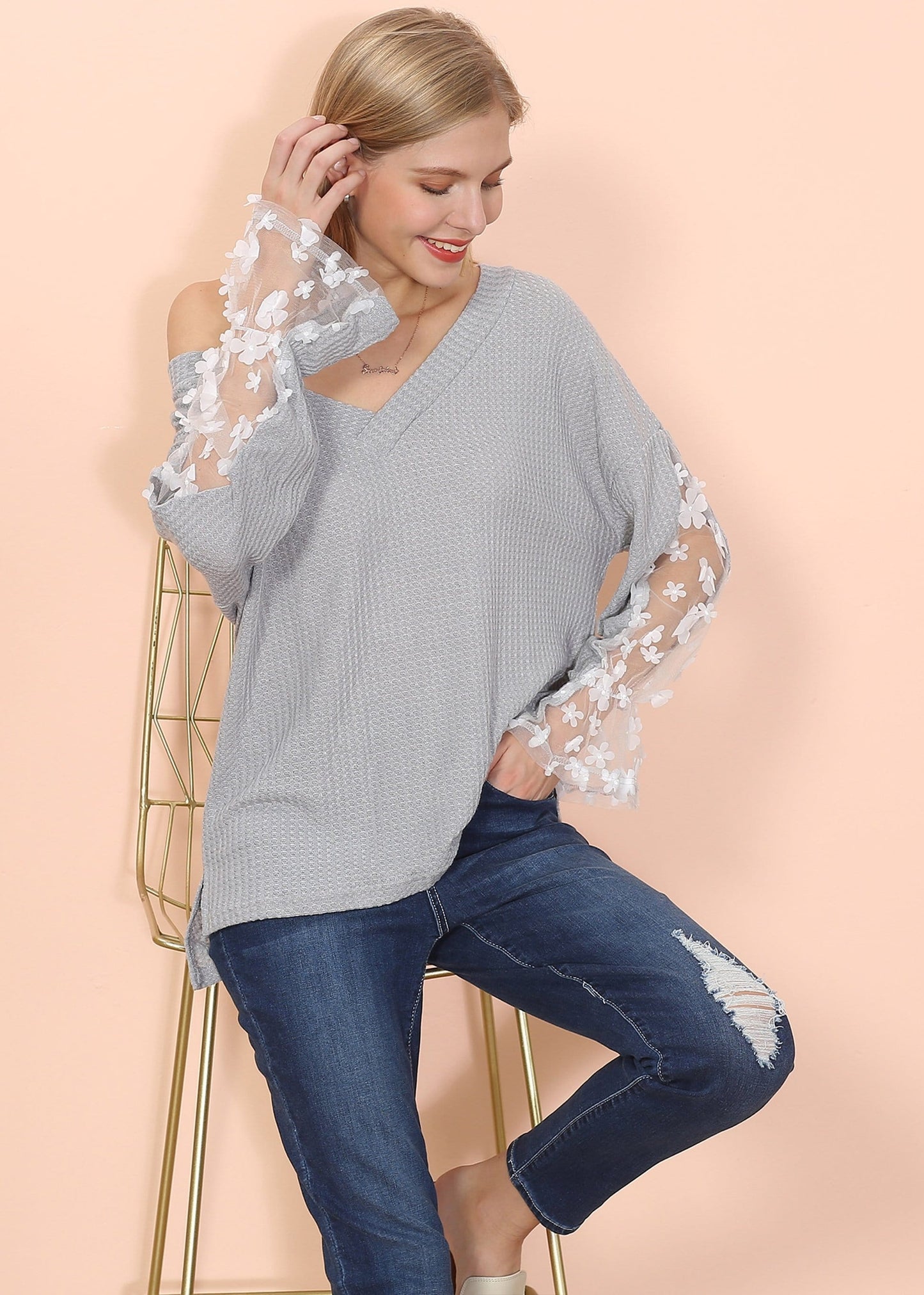 Suéter con mangas de obispo y apliques de flores 
