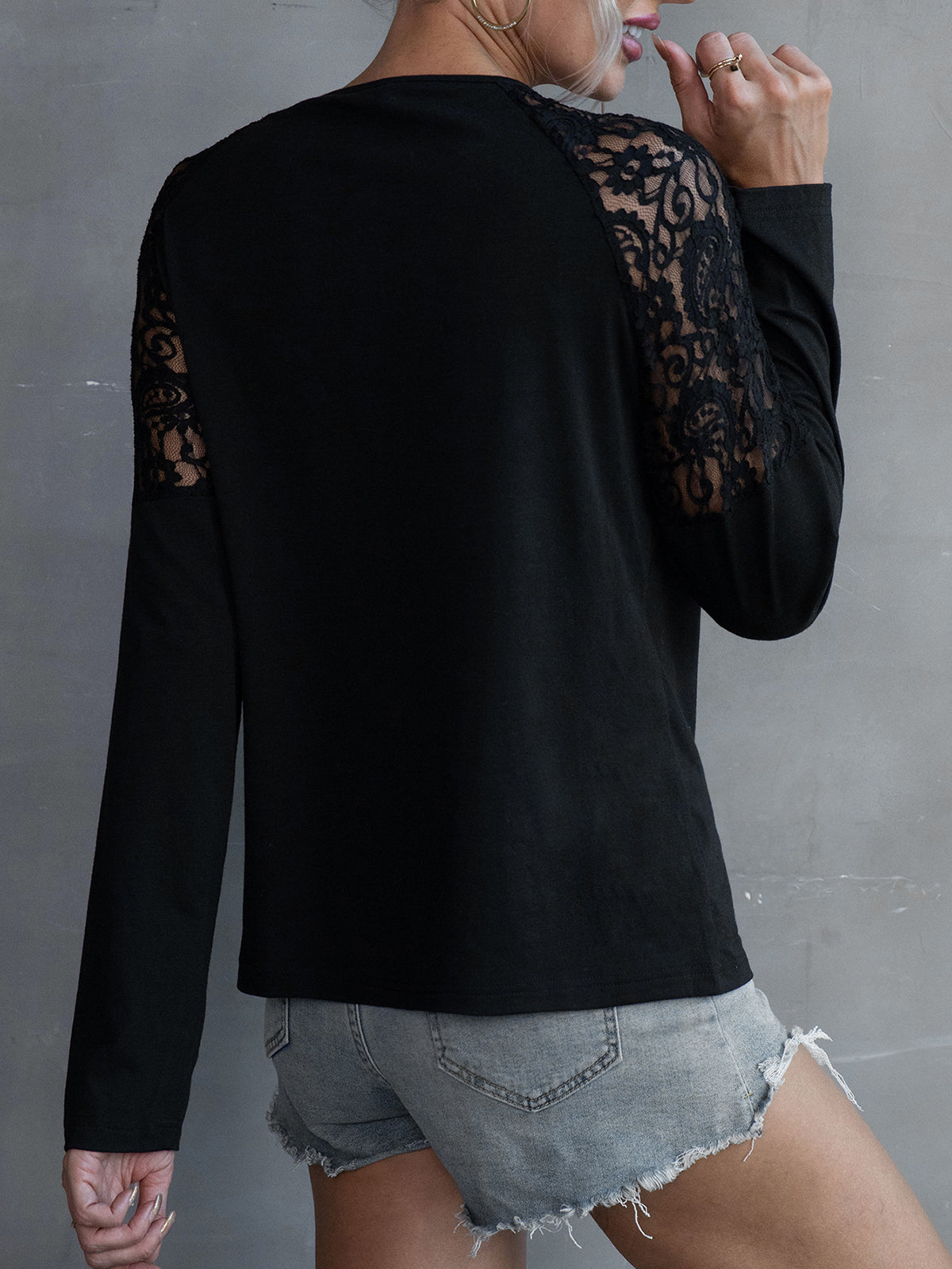 Camiseta con mangas raglán y detalle de encaje 